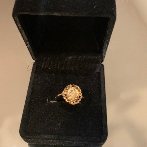 Jewelry - Gold ring